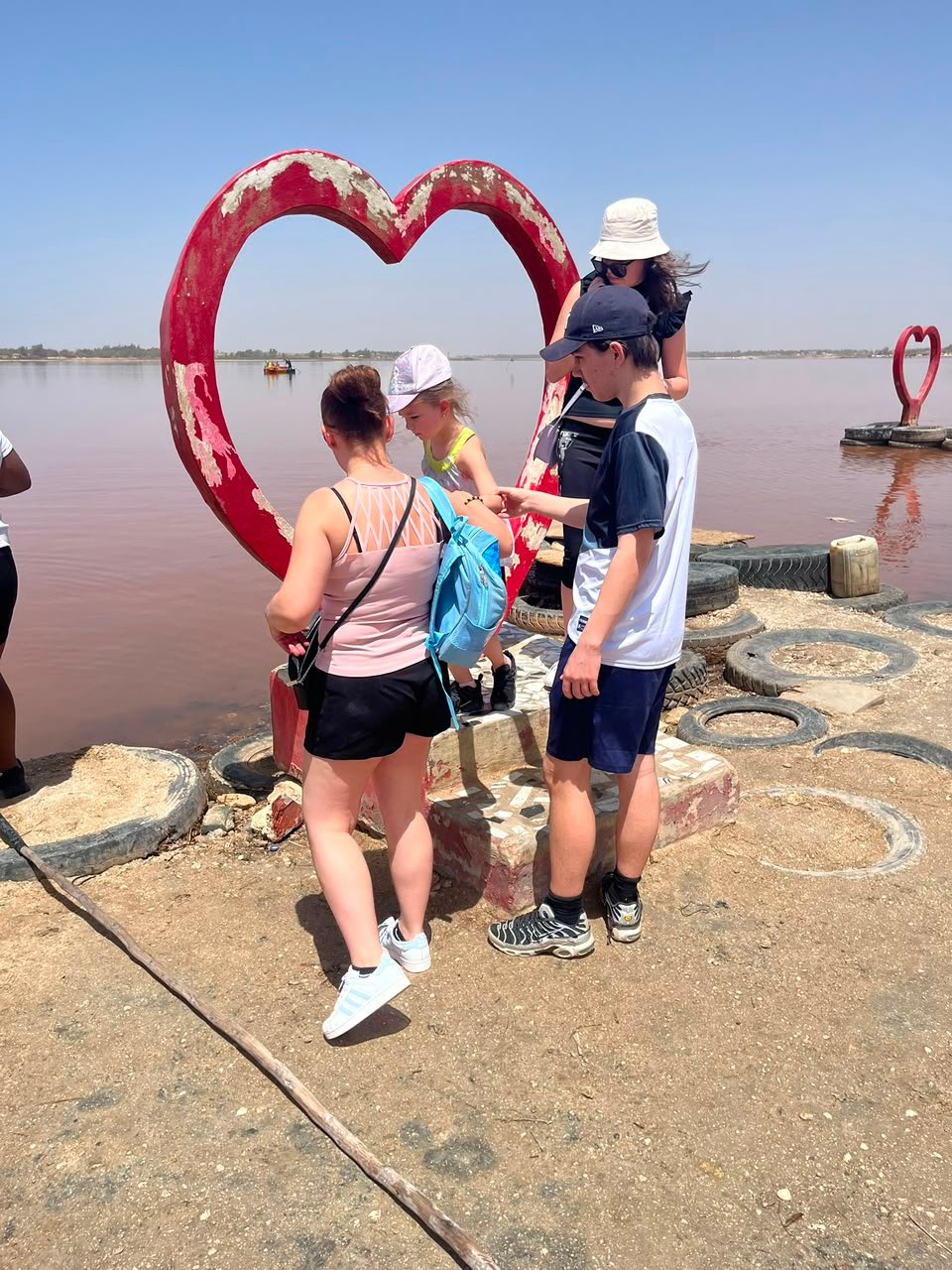Famille réunie devant le cœur du Lac Rose