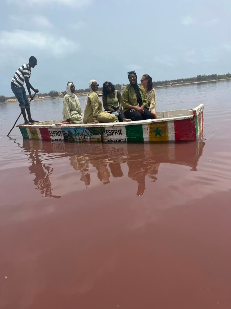 Voyageuses en balade dans une pirogue colorée