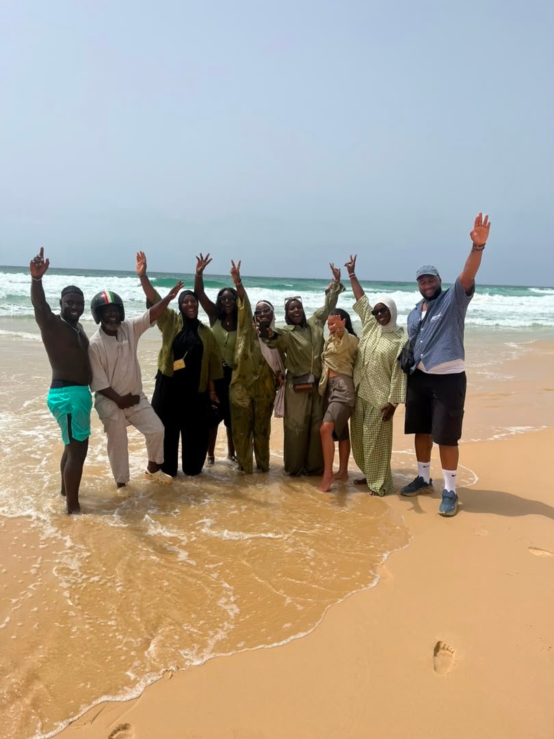Groupe de voyageurs heureux au bord de l’océan