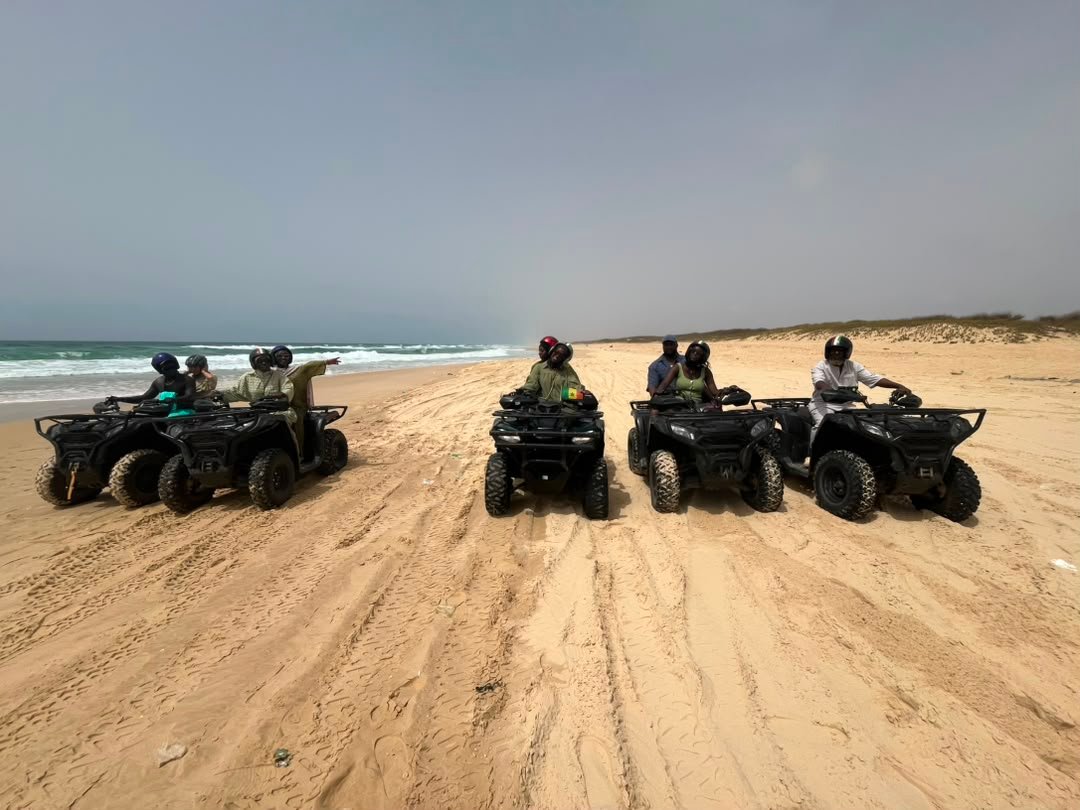 Groupe de voyageurs en quad sur la plage près du Lac Rose