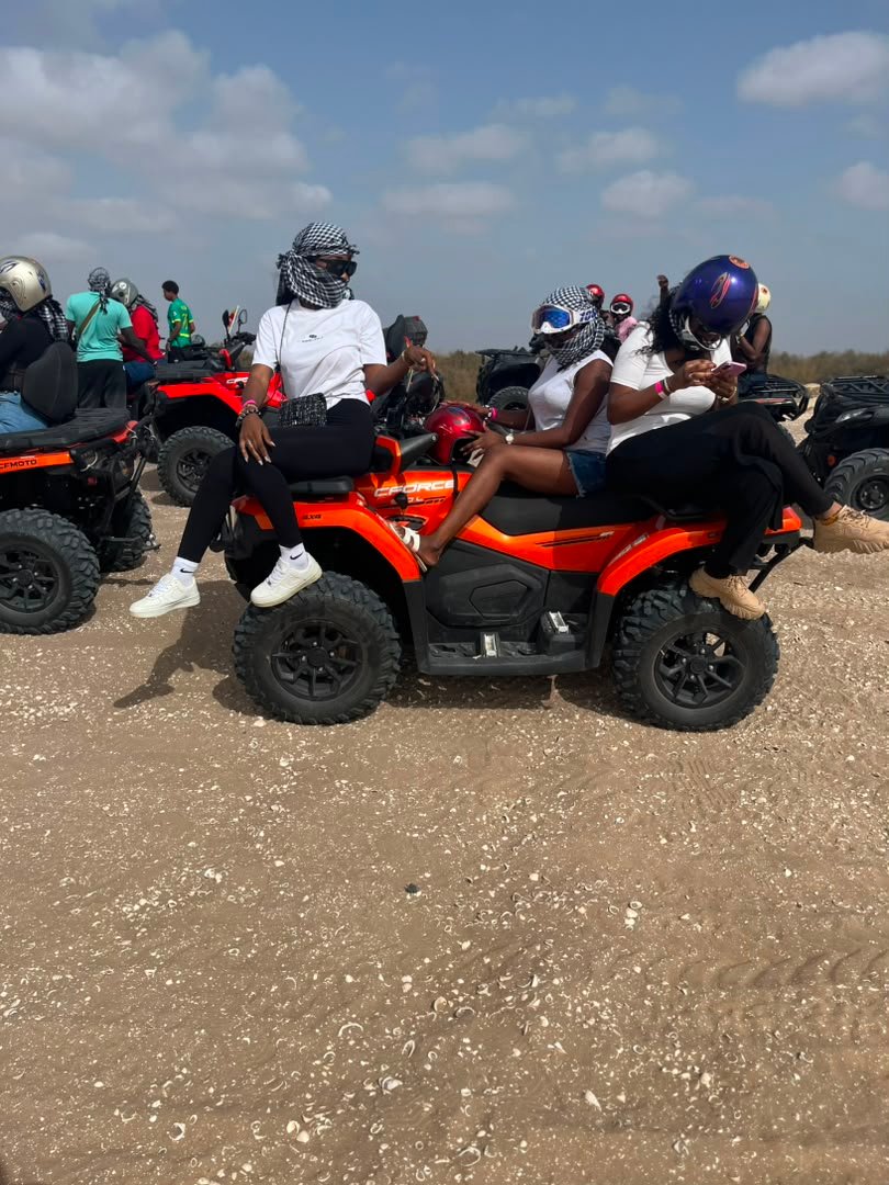 Trois voyageuses assises sur un quad après la balade