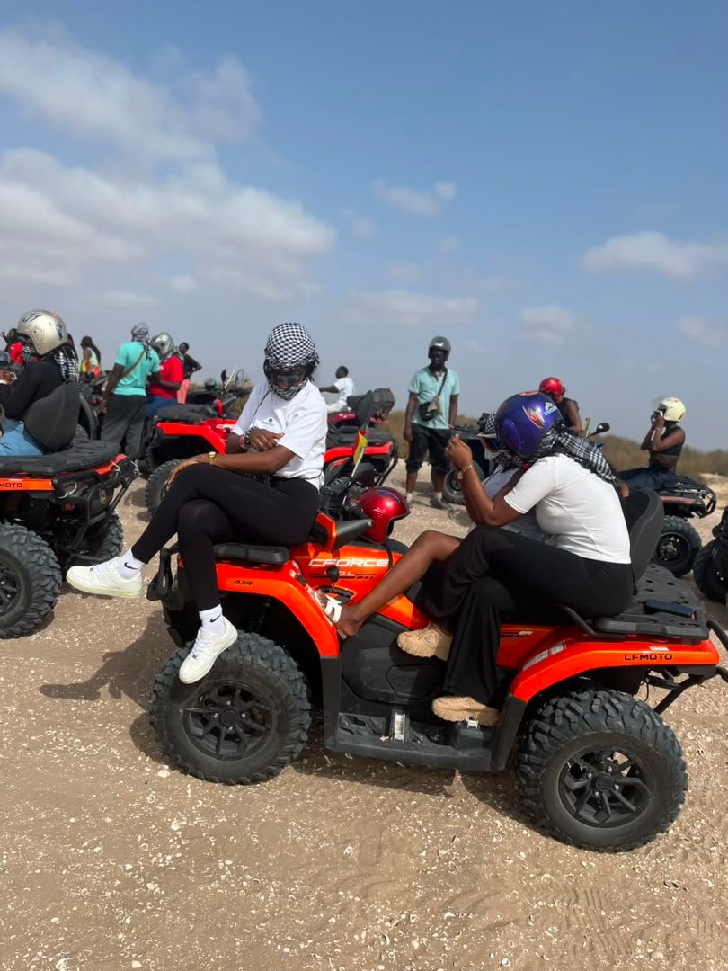 Voyageuses équipées assises sur leur quad